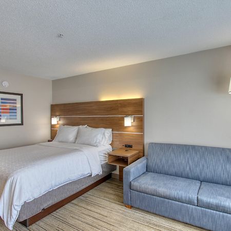 Holiday Inn Express Hotel & Suites Oshkosh - State Route 41 By Ihg Exterior foto